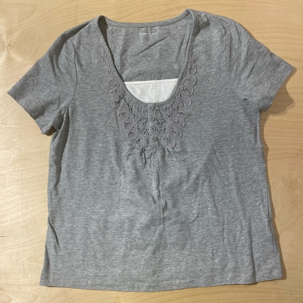 Laura Scott Gray Short Sleeve Top with Lace Detail Small (QT)